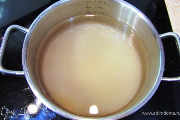 В двух стаканах воды в отдельной кастрюле растворите сахар, нагрев ее и прокипятив.