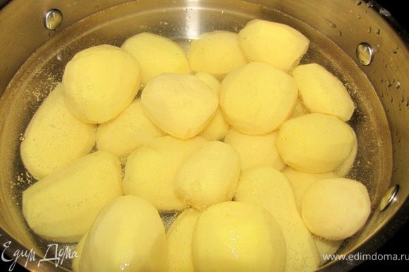 Почистите картофель, промойте в холодной воде. Положите чищенный картофель в кастрюлю. Налейте воду в кастрюлю так, чтобы вода слегка прикрывала картофель. Нагревайте кастрюлю на среднем огне.