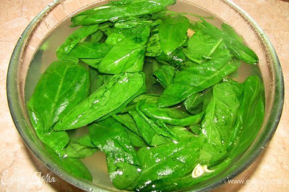 Когда воду от картофеля сольете в емкость - киньте в эту воду листья шпината на две-три минуты.
