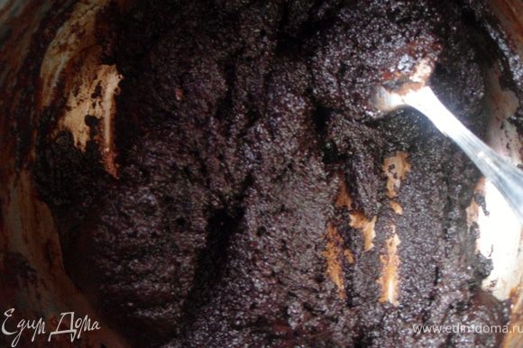Растопить шоколад с ликером на водяной бане, добавить какао, перемешать.