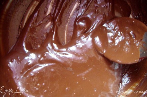 Приготовить глазурь: шоколад растопить на водяной бане, остудить до комнатной температуры. Сметану взбить с сахаром и перемешать с растопленным шоколадом.