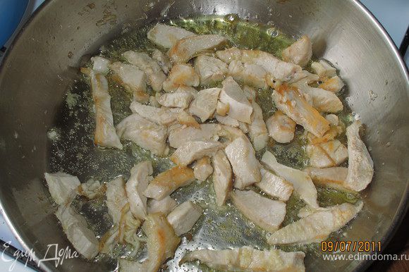 Разогреваем в сковороде оливковое масло и обжариваем слегка куриную грудку.