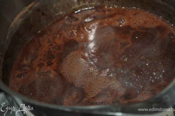 Смешать апельсиновый сок, сахар, какао и шоколад в кастрюле, довести до кипения и варить 5 минут.