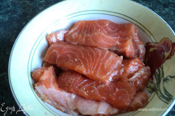 Филе семги освободить от кожицы, вынуть косточки и порезать на пластинки. Посыпать специями для рыбы, перцем, замариновать в соевом соусе на 10-15мин.