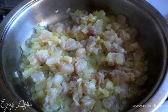 На сковороде припустить лук, добавить кусочки филе пангасиуса, притомить до готовности 10мин, под конец посолить, добавить специи для рыбы. Охладить