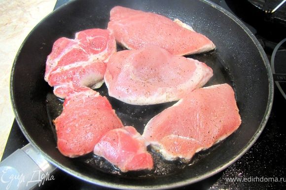 Грудка индейки и свиная шея, обжаренные на сковороде Порежьте индейку и свинину на куски толщиной около полутора-двух сантиметров. Желательно, чтобы у кусков была одинаковая толщина. Обсушите кухонным полотенцем мясо. Посолите и поперчите куски с обеих сторон. Нагрейте сковороду с двумя ложками растительного масла на среднем огне. Обжарьте куски с одной стороны до золотистой корочки - около трех минут.