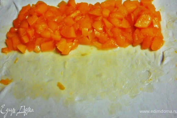 Выложить персики на тесто,ближе к одной из длинных сторон,оставляя растояние от краёв пару см.