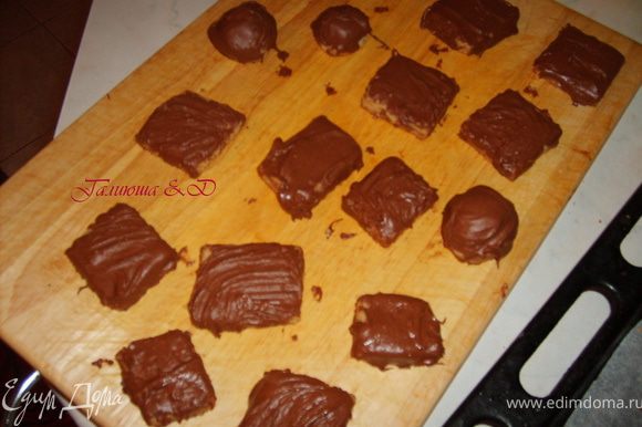 Испеченные печенки немного остудить и помазать их верх шоколадом и вынести на холод до полного застывания шоколада