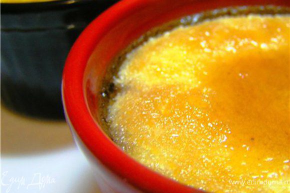 Вскипятите сливки с ванильным сахаром. Взбейте яйцо, желтки и сахар. Не прекращая взбивать, понемногу добавляйте горячие сливки. Разлейте смесь по формочкам, поставьте их в глубокий противень, налейте в него горячей воды на 2/3 высоты формочки. Поставьте в нагретую до 180 гр. духовку на 30-40 минут. Остудите. Поставьте в холодильник на 2 часа. Затем обильно посыпьте сахаром и поставьте под хорошо нагретый гриль и держите, пока сахар не расплавится и не покроет десерт коричневой, хрустящей корочкой. Примечание. Если у вас нет гриля в духовке, вы можете растопить сахар на сковороде и сверху полить десерт.