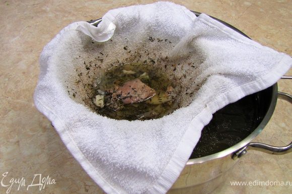 Бульон процедите через муслин, кухонное полотенце либо несколько слоев марли.