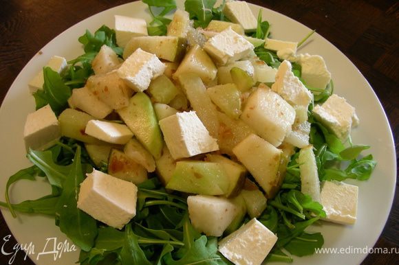 Выкладываем на тарелку салатные листья, сверху получившуюся смесь и фету. Подаем сразу же. Приятного аппетита)))
