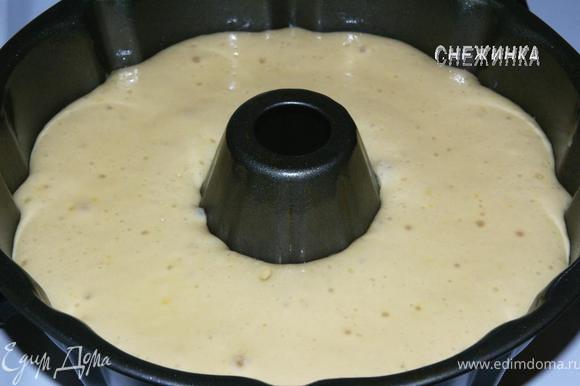 Через 40 минут, когда тесто поднялось, на поверхности видны пузырьки, ставим форму в духовку, разогретую до 170-180С.