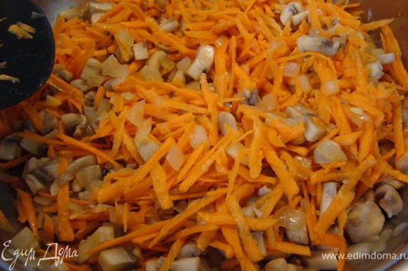Пассируем лук. Добавляем грибы. Когда они почти готовы, добавляем натертую на крупной терке морковь и даем время потомиться.