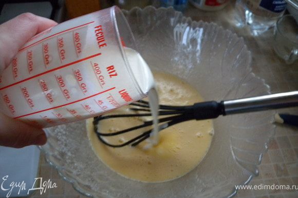 Добавить растопленное сливочное масло (сливки прогретые), молоко (теплое, нагреть).