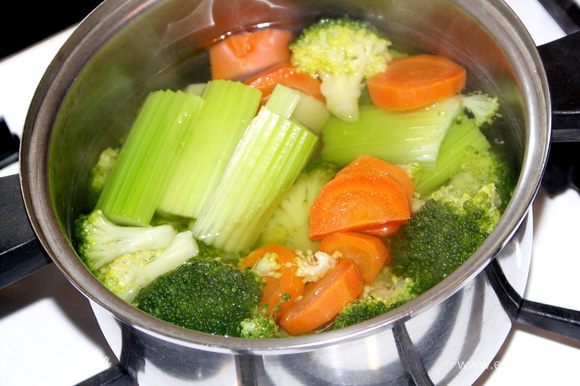 1 вариант:Отварить овощи в 2 стаканах воды на среднем огне до готовности.