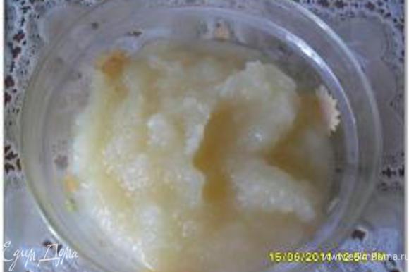 Очистить кисло-сладкое яблоко от кожуры, разрезать на 8 долек, вырезать сердцевину. Положить в небольшую кастрюльку, залить водой (вода должна слегка покрывать дольки), довести до кипения и варить 2-5 минут в зависимости от жёсткости яблока. Накрыть кастрюльку крышкой или фольгой и оставить на 15-20 минут. Слить воду и размять яблоко в гладкое пюре