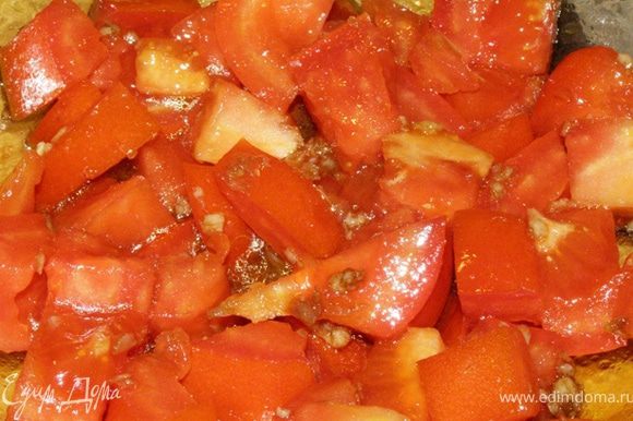 Замаринуем нарезанный помидор в соусе минут на 15