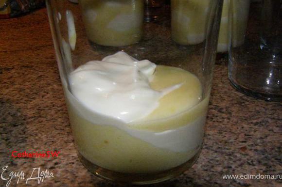 В стаканы выложим лимонный крем и крем маскарпоне чередуя слои