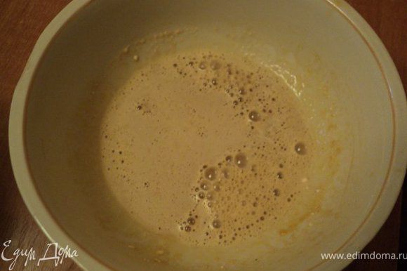Желтки растереть с коричневым сахаром до посветления и увеличения в объеме, добавить молоко, перемешать.