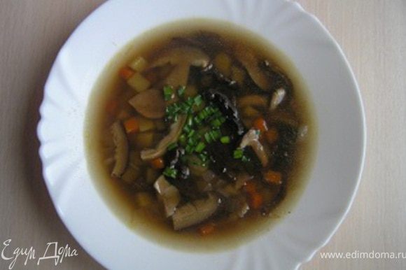 Ароматный грибной суп готов! Подавайте, посыпав зеленью. Приятного аппетита!