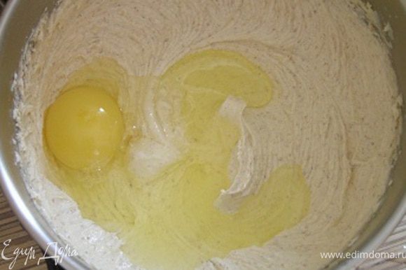 Добавить целое яйцо, взбивать еще 3-4 минуты.