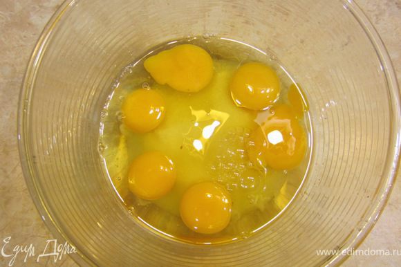 --- Теперь готовим коржи --- Смешиваем сахар с яйцами в большой миске.
