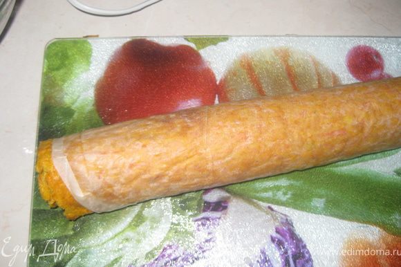 Остудить морковное тесто, Холодным свернуть рулетом.
