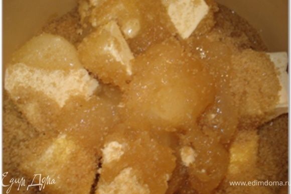 В кастрюлю высыпать сахар, добавить мед и порезанный кусками маргарин.
