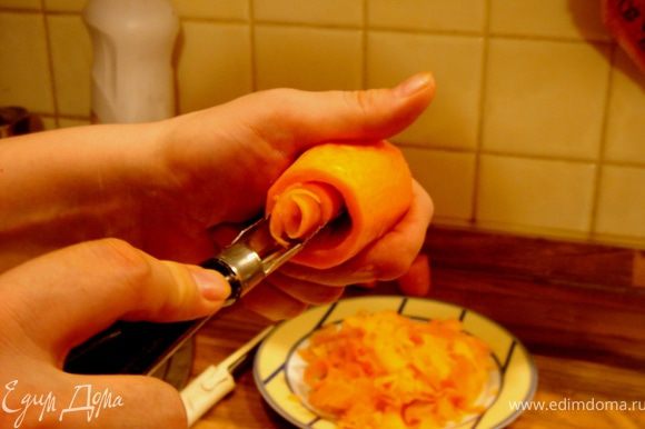 Морковь очистить и нарезать на цилинрики(ок.5 см). С помощью картофелечистки с зубчиками извлечь из моркови сердцевину.Толщина стенок должна составлять 3-5 мм.