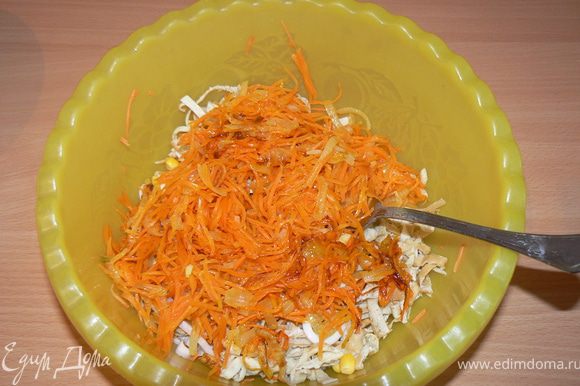 Репчатый лук нарезать полукольцами и слегка обжарить на растительном масле. Морковь натереть на терке, добавить к луку и пассеровать вместе ~ 3 мин.