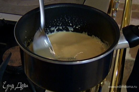 Соединить в небольшой кастрюле 60 мл сливок с 2 ст. ложками коричневого сахара и прогревать, пока сахар не растворится, затем снять с огня.
