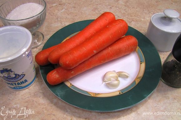 Итак - Салат из тертой моркови - быстро и вкусно Как обычно, я опишу достаточно подробно рецепт и сделаю акцент на моментах, которые, на мой взгляд, заслуживают этого. Салат получается очень свежим, но, тем не менее, весьма ярким на вкус.