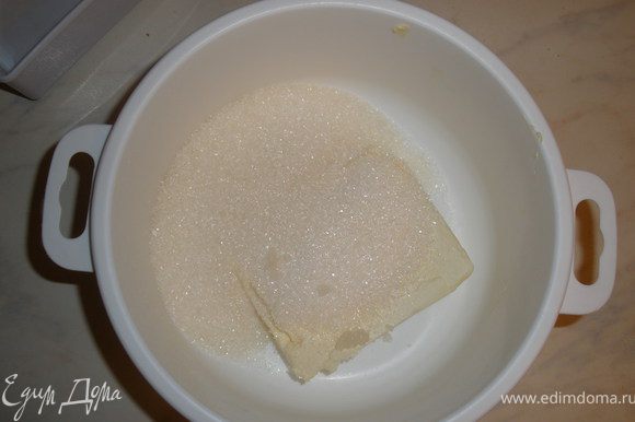 Масло растереть с сахаром до однородной массы.