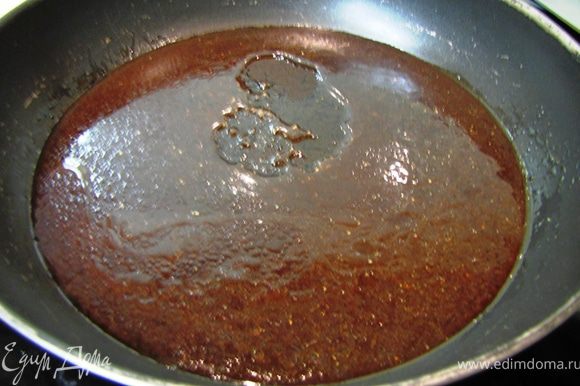 Дальше готовим соус. Вылейте маринад в отдельную сковороду и выпаривайте его на две трети. Насыпьте щепотку тимьяна. Положите столовую ложку соуса из алычи. Попробуйте на соль. Соус должен быть сильно пересолен.