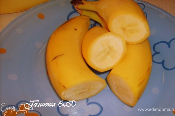Бананы очищаем и пюрируем