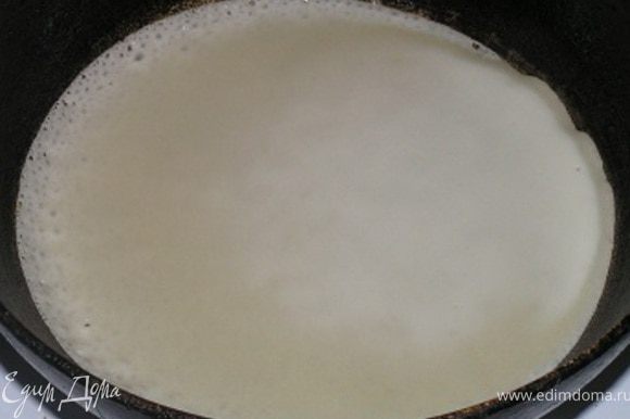 Разогреть сковородку с 1 ст.л. растительного масла, с помощью небольшого половника вылить порционно тесто,