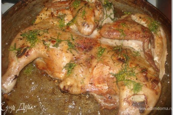 Кинзу вымыть, обсушить, мелко нарезать и смешать с рубленным чесноком. Цыпленка перевернуть, посыпать зеленью с чесноком и жарить еще 15 минут под гнетом.