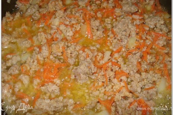 Морковь натереть на крупной терке. Лук порезать мелкими кубиками. Обжарить до готовности вместе морковь, лук и фарш. Посолить и поперчить.