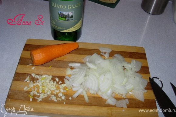 Лук и 1 зубчик чеснока измельчите, морковь натрите. Пассеруйте овощи в чугунном казанке или утятнице с 2 ложками оливкового масла. Муку смешайте с 2 ст.л. соли, обваляйте кусочки крольчатины со всех сторон.