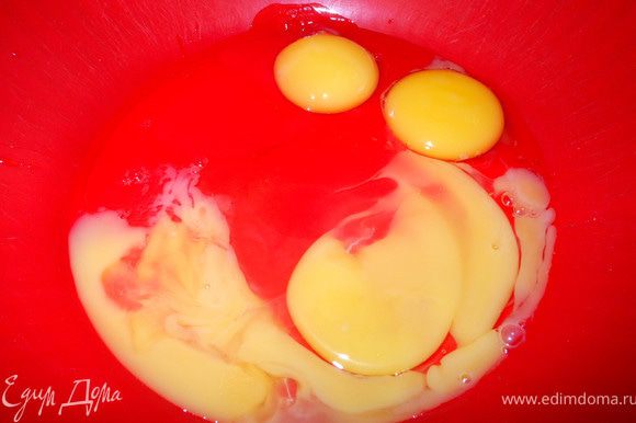 Отделить белки от желтков у 2-х яиц, смешать 2 желтка и 2 яйца.