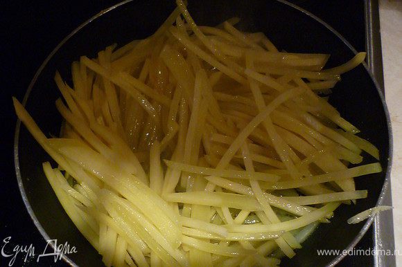 Картофель нарезать как вам удобно. Сковороду разогреть, налить растительного масла, добавить картошку.