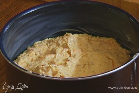 Оставшимся сливочным маслом смазать глубокую форму для выпечки, выложить тесто и отправить в разогретую духовку на 25–30 минут.