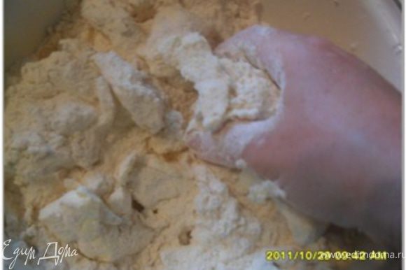 Приготовление творожно-клюквенного печенья: В большой чашке смешать муку, овсянку, сахар и соль. Добавить кусочки масла и размять руками в крошку.
