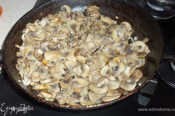 Обжарьте грибы с луком.