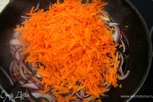Натрите морковь на терке, предварительно почистив ее и помыв. Долейте в сковороду еще две столовых ложки масла. Начинайте обжаривать лук, часто помешивая. Через три минуты положите туда же морковь.