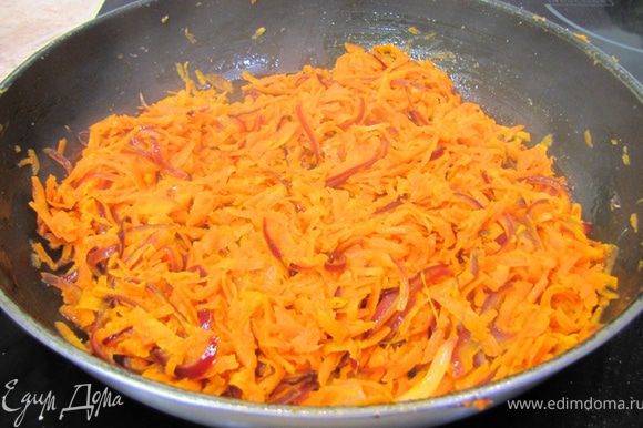 Тушите морковь и лук минут десять, часто помешивая.