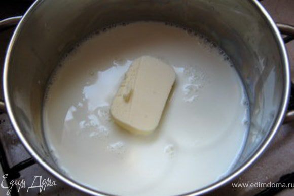 Влить в кастрюльку молоко и вскипятить его со сливочным маслом.
