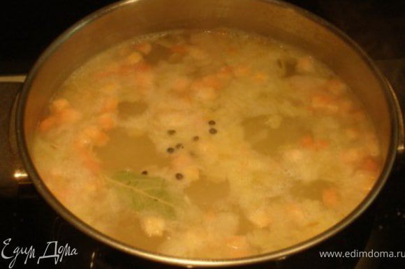 Морковь и лук добавить к картофелю. Положить в суп лавровый лист и перец горошком. Варить до готовности картофеля. Посолить.