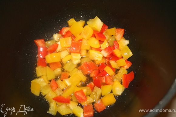 Обжарить перец в растительном масле 3 минуты.