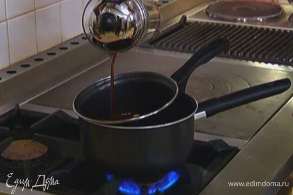 Влить в растопленный шоколад 2 ст. ложки заваренного кофе и еще немного прогреть на огне, чтобы получилась гладкая, однородная масса, затем остудить.
